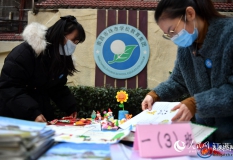 高清圖：學(xué)期將停止進修怎么樣？家長來校閱閱兵
