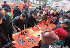 高清圖：喜迎新年 趕集送對聯(lián)