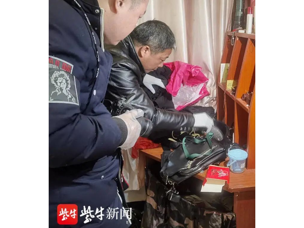 江蘇揚州女子躺床上玩手機停不下來，小偷躲衣柜憋尿瓦解變劫匪
