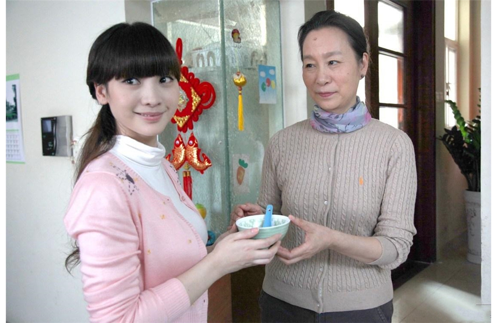 對峙母乳喂養(yǎng)，寶媽卻釀成“巨細(xì)胸”，末了發(fā)現(xiàn)居然和玩手機(jī)有關(guān)