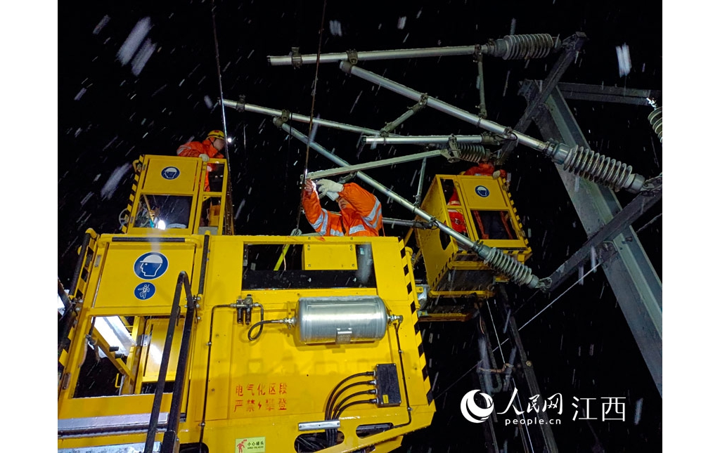 高清圖：迎戰(zhàn)風雪保通順