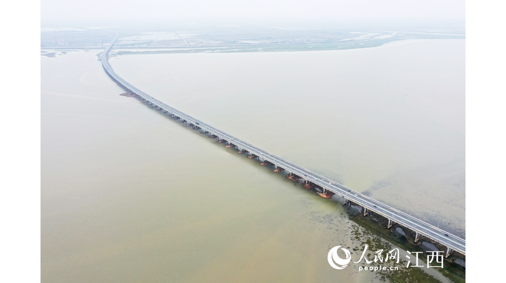 航拍鄱陽湖焦點湖區(qū) 湖水上漲沉沒草灘