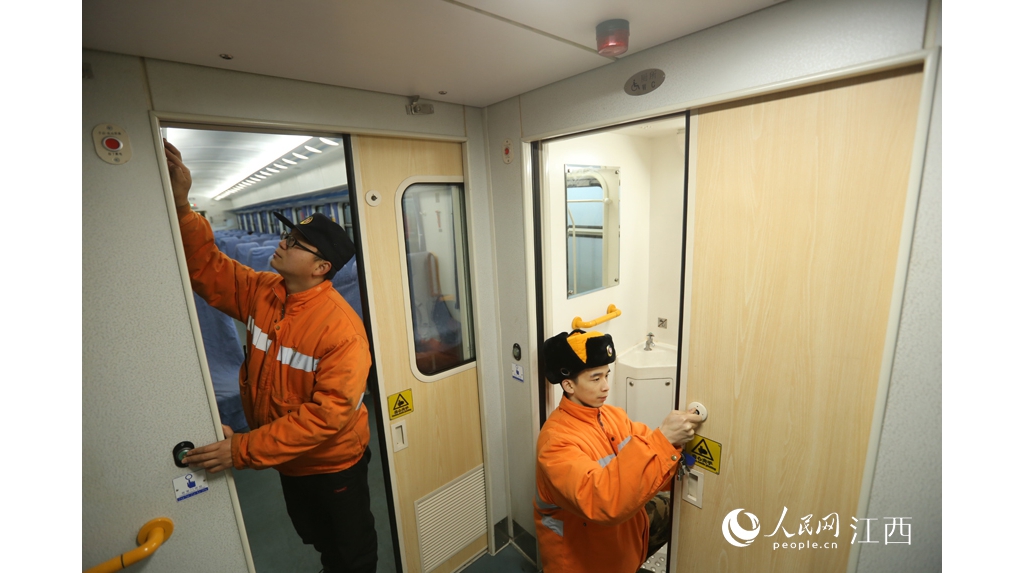 圖片故事：為客車“體檢”，助力春運返程岑嶺