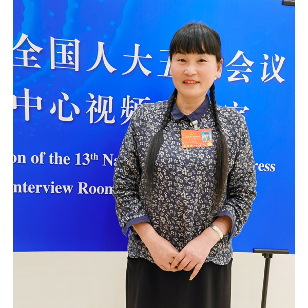 支月英代表：推動免試認(rèn)定中小學(xué)教師資歷證
